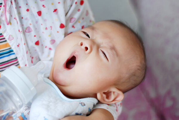 澳门助孕宝宝中心-吐奶是婴儿的常见现象，